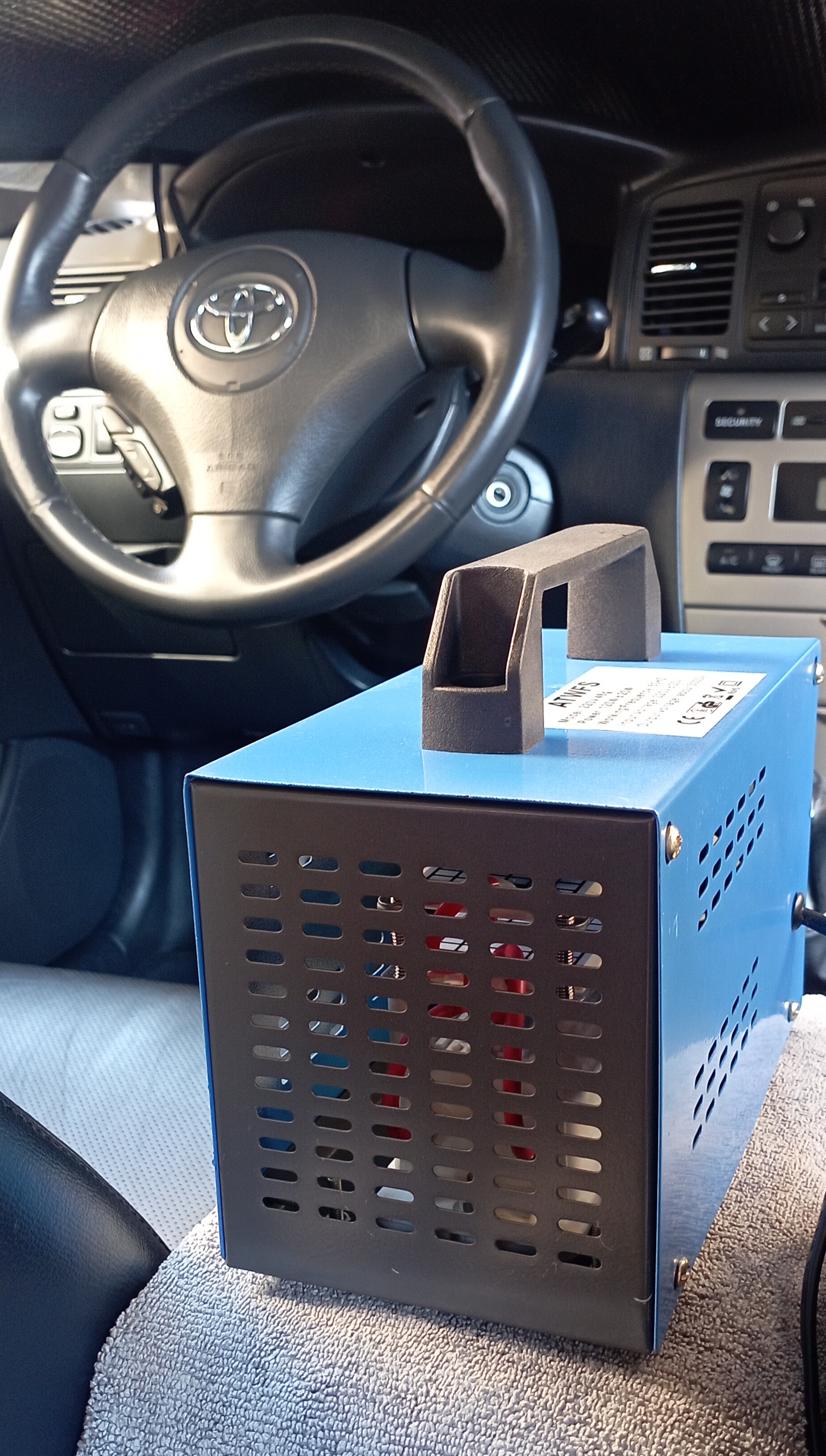 Máquina de Ozono dentro de um carro
