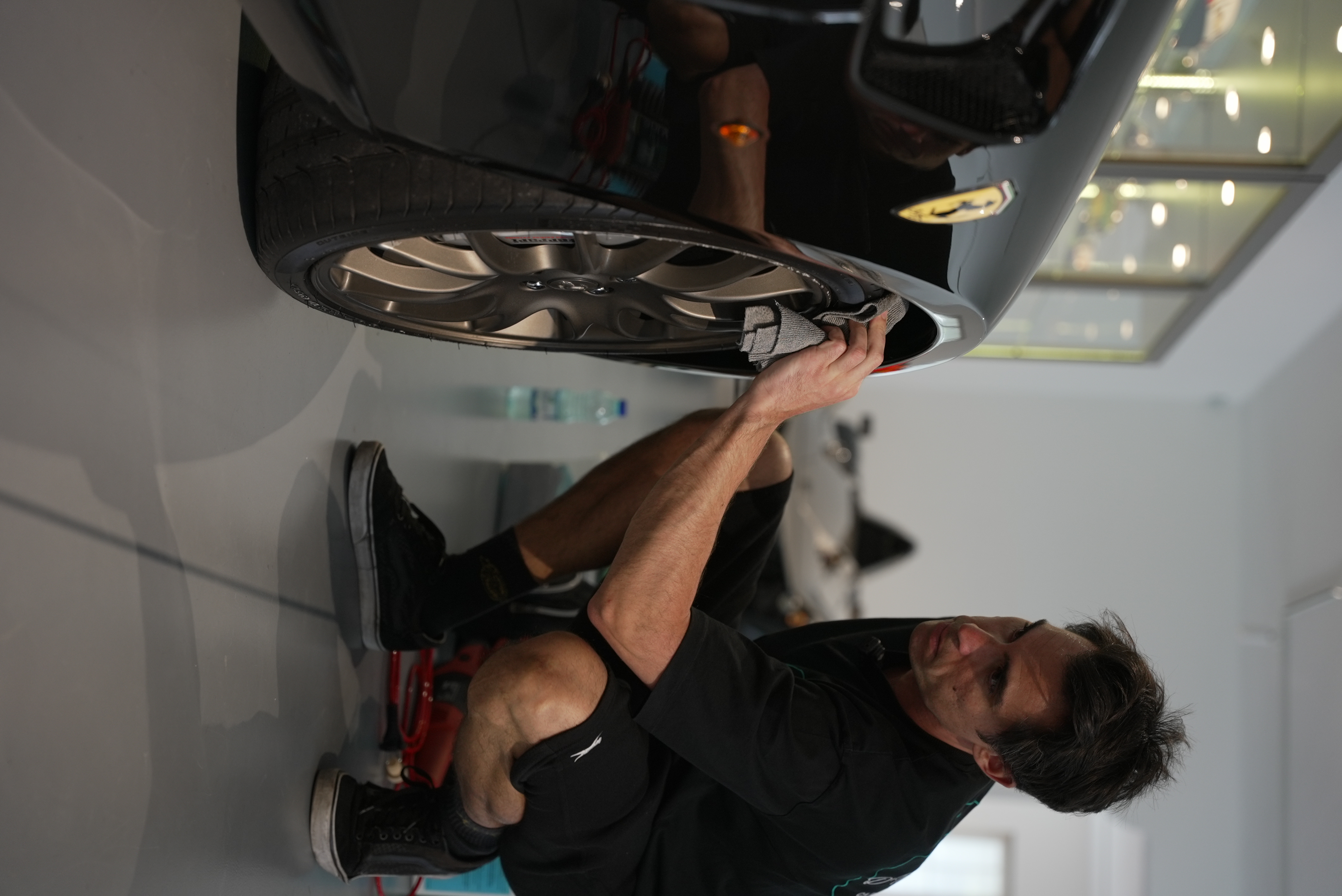 Aplicaçao de condicionador de pneus num Ferrari 599GTB