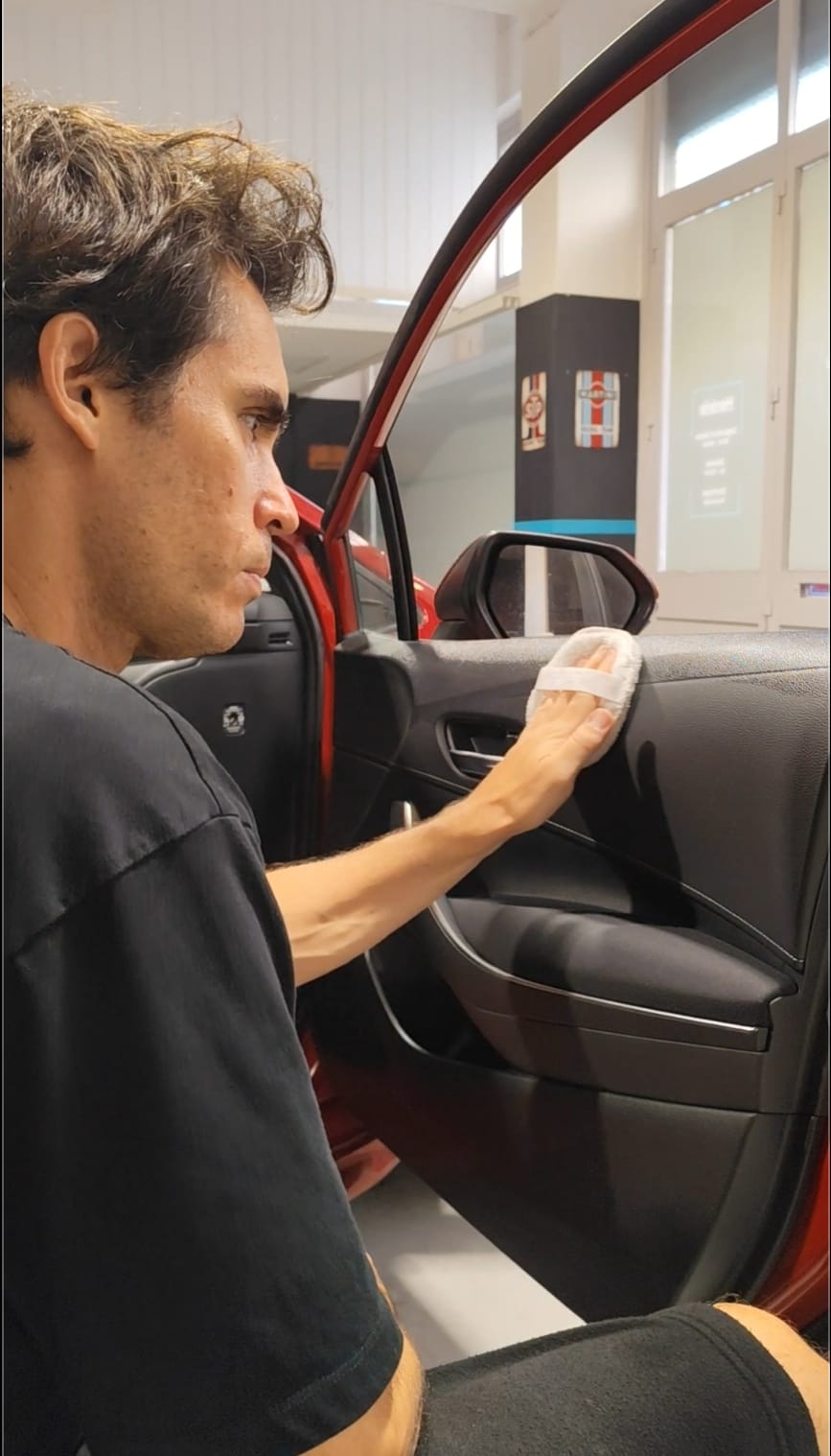 Aplicação de hidratante nos plásticos interiores de uma porta