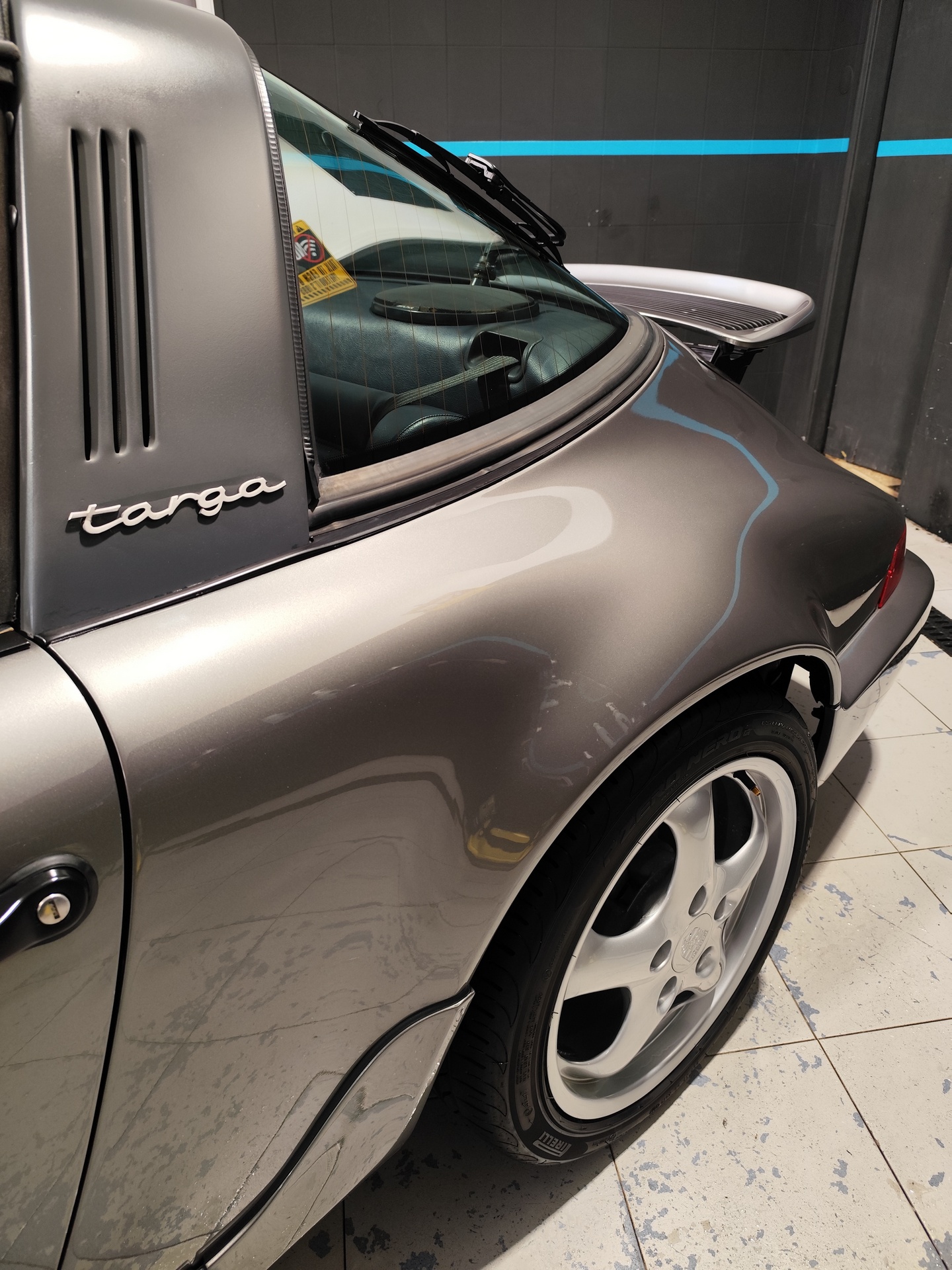 Limpeza do interior de um Mercedes A250e